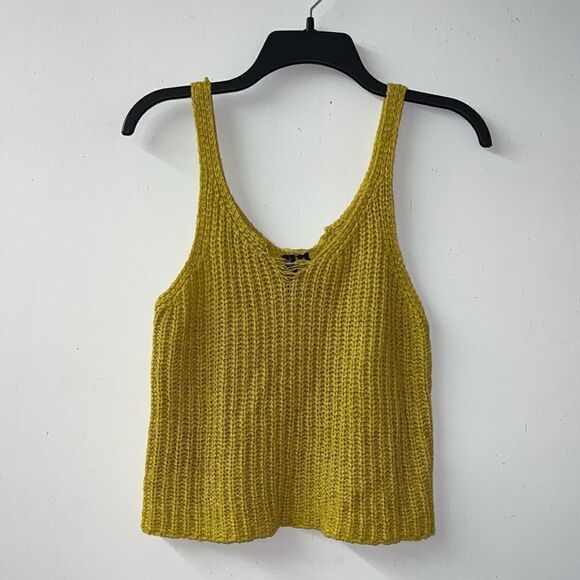 Moon & Madison Crochet Crop tank - Picture 1 of 3
